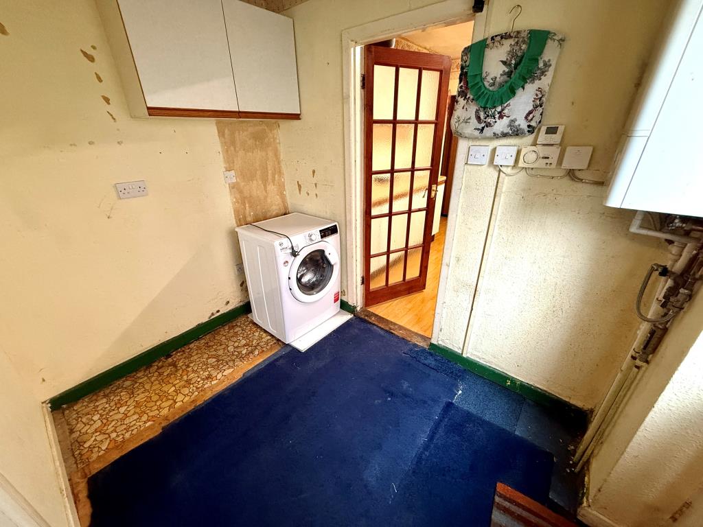 Lot: 132 - THREE-BEDROOM HOUSE FOR IMPROVEMENT - Utility